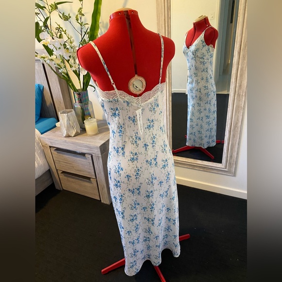 Size 10 - White & Blue Floral slim Maxi Dress from Miss Shop - Picture 7 of 13